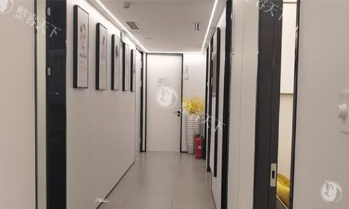 北京绿地熙朵植发价格表：自体毛发移植1.5万元起、头皮治疗9800元起、头发加密6200元起
