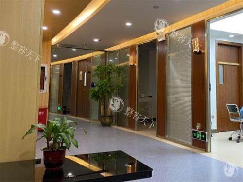 深圳富华医疗美容医院价格表：吸脂、隆鼻、眼整形等价格详细了解！