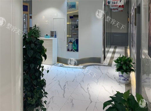 荆州华美整形医院价格表：2025双眼皮3000元起/隆鼻6800元起/隆胸19800元起/吸脂6800元起