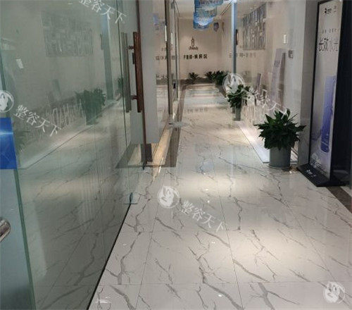 荆州华美整形医院价格表：2025双眼皮3000元起/隆鼻6800元起/隆胸19800元起/吸脂6800元起