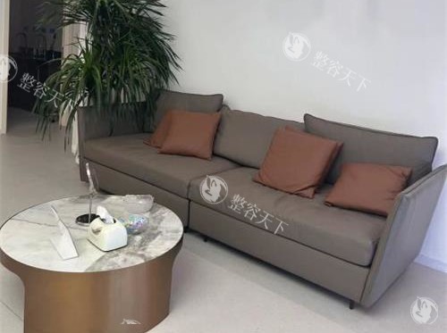 北京黄寺整形医院咋样啊，做拉皮手术和面部吸脂手术比较有名！