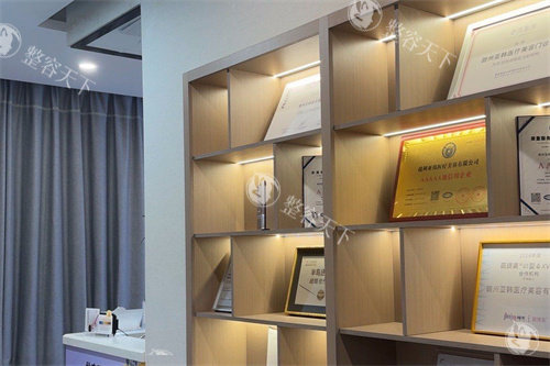 赣州亚韩医疗美容收费标准揭秘！双眼皮2999元起、隆鼻5800元起、皮肤美白1680元起！