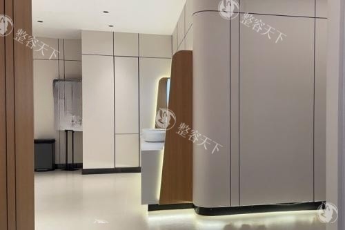 沈阳名流整形医院价格表一览，2025眼整形3000元起/隆鼻5000元起/丰胸8000元起/吸脂8000元起/玻尿酸注射2000元起
