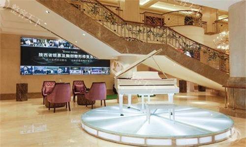 西安艺星整形医院地址在哪？西华门十字凯爱大厦！乘坐16路、32路、102路等公交车可到达~