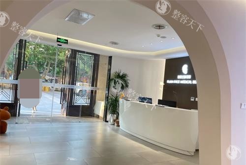 青岛皙博士整形医院价格贵吗？不贵，自体软骨隆鼻9680+/负压吸脂4000+/假体隆胸20000+