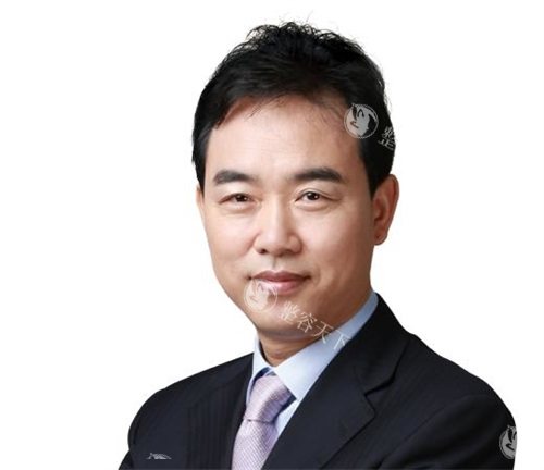 想去北京找巫文云做肋骨鼻~谁知道大概要多少钱？巫文云医生现在在哪个医院坐诊？