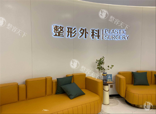 成都军大整形医院做眼袋手术如何？祛眼袋多少钱？去眼袋价格4800元，帮你分析三种技术怎么选？