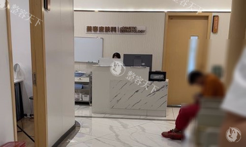 成都军大整形医院做眼袋手术如何？祛眼袋多少钱？去眼袋价格4800元，帮你分析三种技术怎么选？