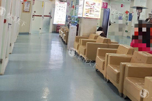 昆明皮肤病专科医院在哪里？在西山区人民西路343号，做异物取出和光电美容不错