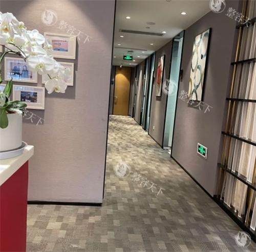 杭州栗勇医生取胸部假体的费用多少?一并参考栗勇医生曼托/宝俪/傲诺拉假体隆胸价格明细