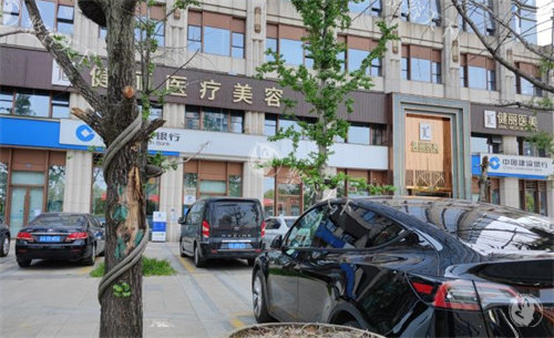 成都健丽医美去眼袋咋样？医生经验足/设备全/术后成效显著疤痕浅