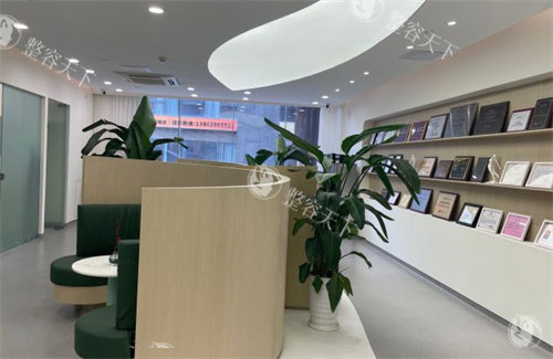 广州军美整形医院价格表2025一览，假体隆胸29800元起/吸脂5800元起/烟整形4000元起/隆鼻8000元起！