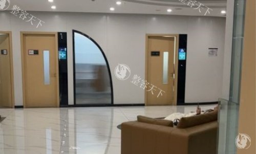 成都军大整形假体隆胸，多种假体任你选，术后修复快，自然可揉捏，性价比较高
