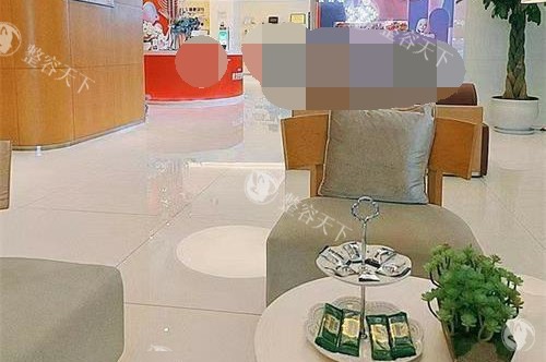 2025昆明艺星整形抽脂价格更新：腰腹/大腿/手臂精细价目表，另附何瑞蛟动态平衡吸脂技术解析！