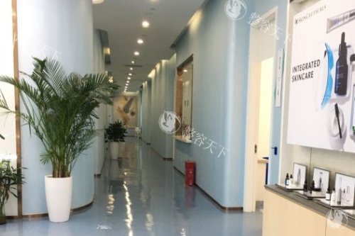 成都后美医疗美容医院薛瑞医生：30 余年隆胸经验医生，内窥镜隆胸技术娴熟，塑造自然动感美胸！