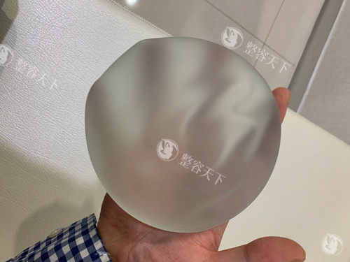 成都隆胸假体取出哪家医院好？成都华美紫馨/美莱医生团队揭秘，小创口技术比较准取出假体不伤乳腺组织！
