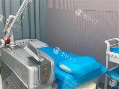 深圳健丽眼袋医院是正规医疗机构，专注去眼袋项目，成效自然，服务贴心