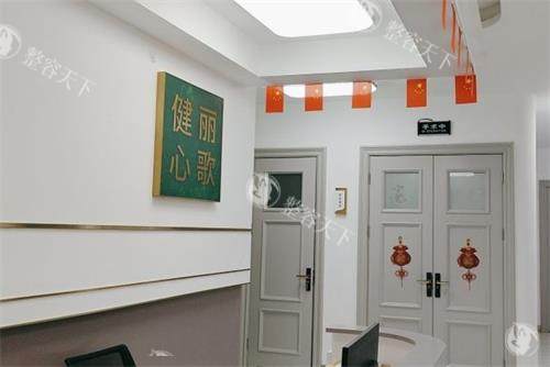 深圳健丽眼袋医院是正规医疗机构，专注去眼袋项目，成效自然，服务贴心