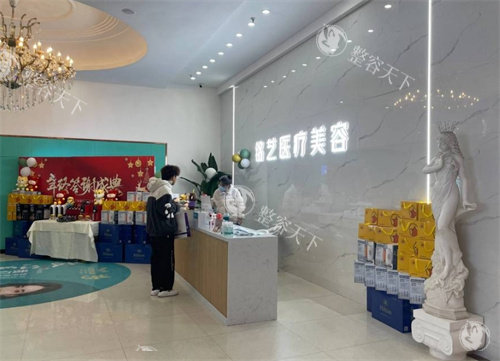 郑州铭艺整形价格表查看，双眼皮2980元起/隆鼻8999元起/假体隆胸16210元起！