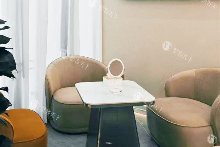 成都美茵医疗美容2025价格表上新：玻尿酸隆鼻3580 元起、脂肪隆胸8000 元起、彩光嫩肤1687 元起