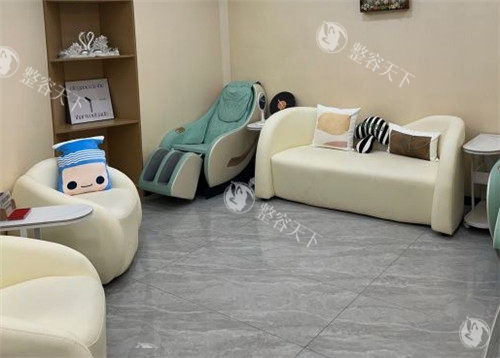 重庆军美医疗美容医院价格表:眼综合8800元起,鼻综合1.8万元起,隆胸3.5万元起,价格大揭秘!