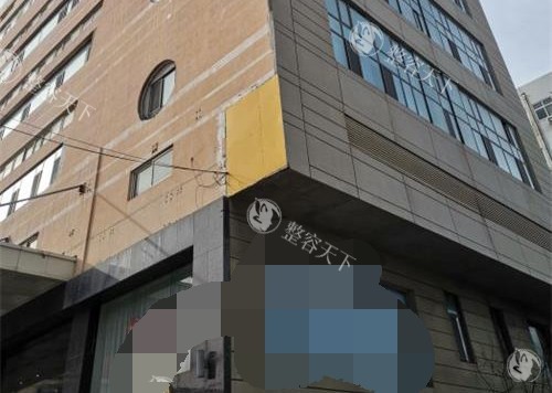 济南华韩整形 2025 价格表来袭：鼻综合 16800 元起、假体隆胸8800 元起、水光2500 元起