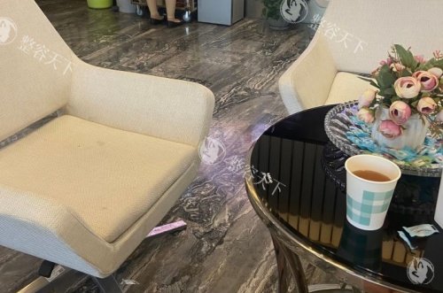 南宁爱思特整形医院价格表查询，双眼皮3000起/隆鼻8000起/隆胸20000起！