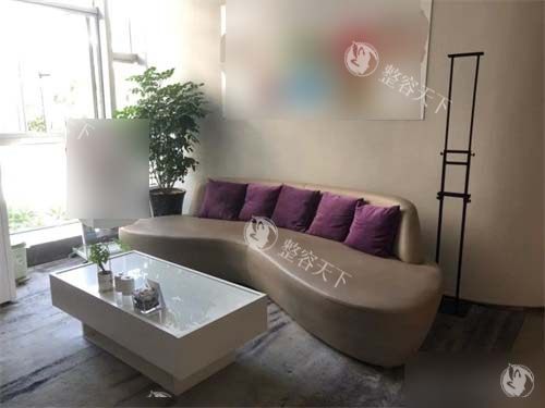 厦门欧菲医疗美容2025价格表一览：假体隆胸24000元起、拉皮13800元起、水动力腰腹吸脂30000元起