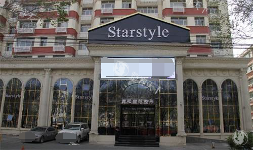 新疆青松星范医疗美容 2025 新版价格表上新：硅胶隆鼻16000 元起、腿部抽脂11500 元起、光子嫩肤1500 元起