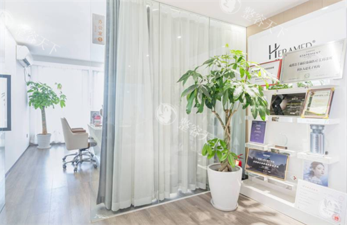 成都赫拉臻颜医疗美容诊室外环境一角