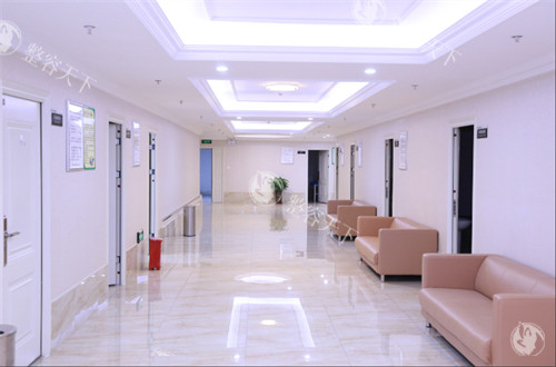 四川友谊张立天在圣嘉新，可通过电话、微信、官网等方式预约磨骨手术