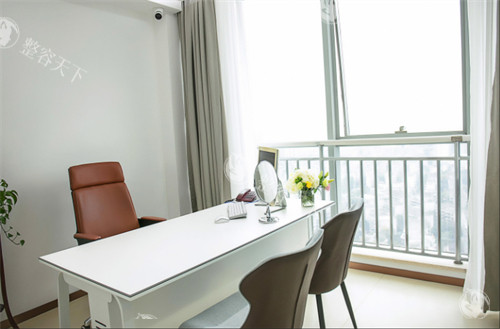 成都西区医院宋华敬抽脂如何？做大腿吸脂/腰腹吸脂很不错，技术稳定