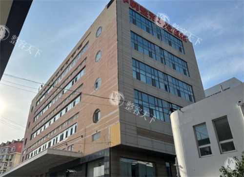 青岛华韩整形 2025 价格表来袭：开眼角1500 元起、鼻翼缩小2000 元起、果酸焕肤1000 元起