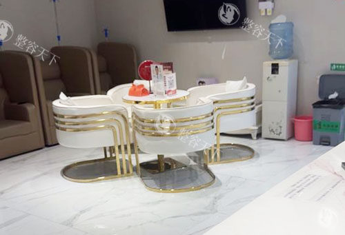 广州雅贝壹医疗美容医生名单:李灵医生主推聚拉美超声提拉，李家柱医生专注眼鼻整形与吸脂，人气项目在线预约!