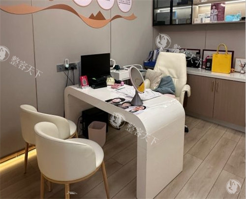 武汉白年医疗美容医生办公室的环境