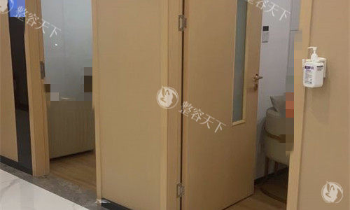 成都军大整形诊室门口展示