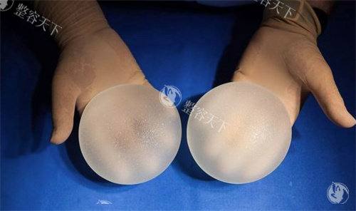 隆胸的硅胶假体