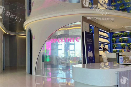 长沙梵汐彭炜锋隆鼻一定要用耳软骨吗？当然不是！他用耳软骨做三角伞状支架防穿透，复杂情况换肋软骨