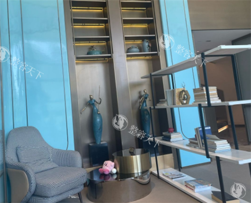 北京漾格医疗美容大厅休息区一角