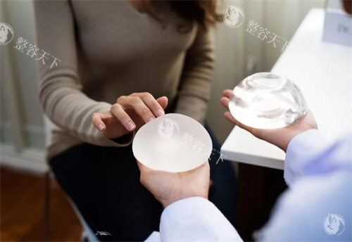 光面和毛面的隆胸假体