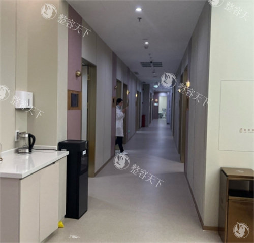 深圳富华隆鼻怎么样？30年老牌+高静/唐新辉医生团队，妈生鼻技术+合规材料+真实价格全揭秘！