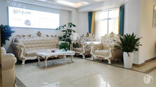 曲靖韩美整形医院内部大厅休息