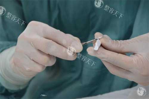 隆鼻手术膨体材料定性演示图