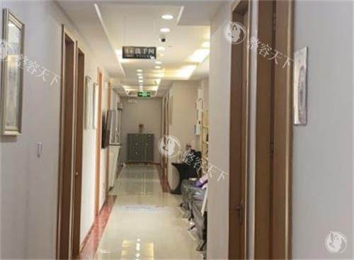 深圳丽港丽格做富贵包手术多少钱？石东文博士亲诊方案揭秘，9800元开启颈肩轻盈之旅
