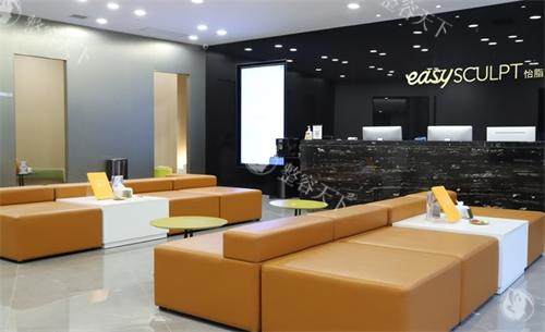 成都怡脂医院抽脂医生咋样？邓萌院长擅长醒着吸脂，出脂纯度高且术后不穿塑身衣