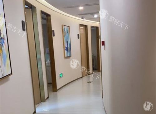 台州艺星整形医院走廊.jpg